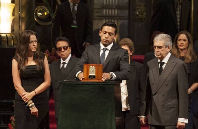 September 5, 2016 - Mexico, Distrito Federal, MEXICO - The urn containing the ashes of music legend Juan Gabriel was on display at Mexico City s Palacio de Bellas Artes, where family and fans gathered on Monday September 5, 2016. Juan Gabriel died a week ago in his home in Santa Monica, California. Ivan, son of Juan Gabriel, brings the urn for public viewing. Mexico MEXICO - ZUMAp124