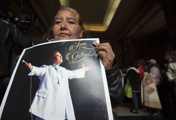 September 5, 2016 - Mexico, Distrito Federal, MEXICO - The urn containing the ashes of music legend Juan Gabriel was on display at Mexico City s Palacio de Bellas Artes, where family and fans gathered on Monday September 5, 2016. Juan Gabriel died a week ago in his home in Santa Monica, California. Mexico MEXICO - ZUMAp124