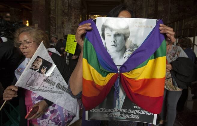 September 5, 2016 - Mexico, Distrito Federal, MEXICO - The urn containing the ashes of music legend Juan Gabriel was on display at Mexico City s Palacio de Bellas Artes, where family and fans gathered on Monday September 5, 2016. Juan Gabriel died a week ago in his home in Santa Monica, California. Mexico MEXICO - ZUMAp124