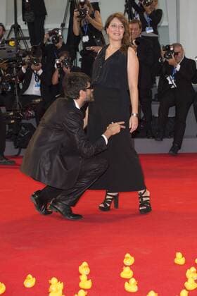 05 09 2016 73. Mostra Internazionale d Arte Cinematografica Festival del Cinema di Venezia 7 Filmfestival -- : Piuma Premiere Roan Johnson bacia la pancia di Ottavia Madeddu  0