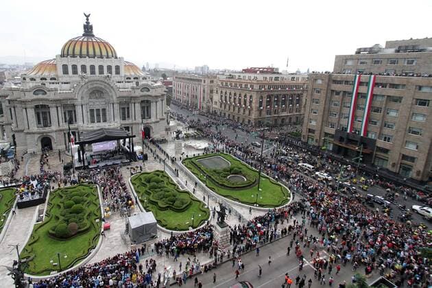 Beerdigung von Juan Gabriel Mexico City September 5, 2016 - Mexico - EUM20160905ESP16.JPG.CIUDAD DE MEXICO Tribute Tributo.-Juan Gabriel.- Llegada del cortejo funebre con las cenizas del cantautor Juan Gabriel al Palacio de Bellas Artes en donde se le rendira un homenaje, este lunes 5 de septiembre de 2016. Foto: Agencia EL UNIVERSAL Carlos Mejia RCC Mexico  - ZUMAu78_