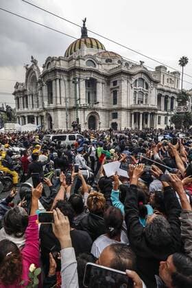 Beerdigung von Juan Gabriel Mexico City September 5, 2016 - Mexico - EUM20160905ESP24.JPG.CIUDAD DE MEXICO Tribute Tributo.-Juan Gabriel.- Llegada del cortejo funebre con las cenizas del cantautor Juan Gabriel al Palacio de Bellas Artes en donde se le rendira un homenaje, este lunes 5 de septiembre de 2016. Foto: Agencia EL UNIVERSAL Yadin Xolalpa RCC Mexico  - ZUMAu78_