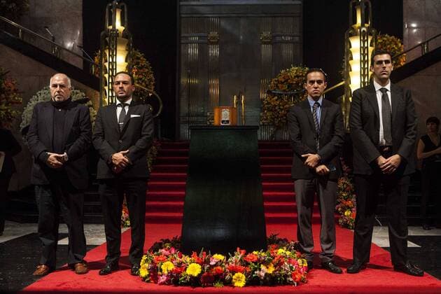 Beerdigung von Juan Gabriel Mexico City September 5, 2016 - Mexico - EUM20160905ESP29.JPG .CIUDAD DE MEXICO Tribute Tributo.-Juan Gabriel.- Al interior del Palacio de Bellas Artes, se realiza este lunes, 5 de septiembre de 2016, el homenaje postumo a cantautor mexicano Juan Gabriel. En medio de canciones, porras y flores despiden familiares, amigos y seguidores a las cenizas del Divo de Juarez. Foto: Agencia EL UNIVERSAL Ivan Stephens EVZ Mexico  - ZUMAu78_