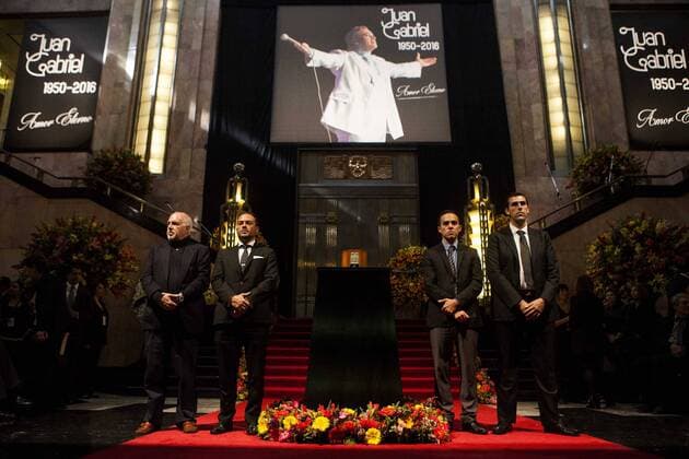 Beerdigung von Juan Gabriel Mexico City September 5, 2016 - Mexico - EUM20160905ESP28.JPG .CIUDAD DE MEXICO Tribute Tributo.-Juan Gabriel.- Al interior del Palacio de Bellas Artes, se realiza este lunes, 5 de septiembre de 2016, el homenaje postumo a cantautor mexicano Juan Gabriel. En medio de canciones, porras y flores despiden familiares, amigos y seguidores a las cenizas del Divo de Juarez. Foto: Agencia EL UNIVERSAL Ivan Stephens EVZ Mexico  - ZUMAu78_