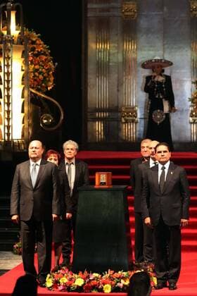 Beerdigung von Juan Gabriel Mexico City September 5, 2016 - Mexico - EUM20160905ESP34.JPG .CIUDAD DE MEXICO Tribute Tributo.-Juan Gabriel.- Al interior del Palacio de Bellas Artes se realiza este lunes, 5 de septiembre de 2016, el homenaje postumo a cantautor Juan Gabriel. Al evento asistieron el titular de la Secretaria de Cultura, Rafael Tovar y de Teresa; el hijo de Juan Gabriel, Ivan Aguilera; amigos y familiares del Divo de Juarez, entre otros, quienes relizaron guardias de honor al rededor de la urna que contine las cenizas del cantante. Foto: Agencia EL UNIVERSAL Ivan Stephens EVZ Mexico  - ZUMAu78_