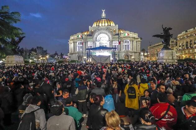 Beerdigung von Juan Gabriel Mexico City September 5, 2016 - Mexico - EUM20160905ESP63.JPG .CIUDAD DE MEXICO Tribute Tributo.-Juan Gabriel.- Decenas de fans se dan cita en el Palacio de Bellas Artes y la Alameda Central para ingresar al recinto cultural donde la noche de este lunes 5 de septiembre de 2016, se lleva a cabo el homenaje postumo al cantante Juan Gabriel. Foto: Agencia EL UNIVERSAL Yadin Xolalpa EVZ Mexico  - ZUMAu78_