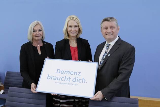 Themen der Woche Bilder des Tages Berlin, Bundespressekonferenz, Thema: Mehr Wissen über Demenz - Start des bundesweiten Projektes „Demenz Partner , Foto: Monika Kaus, 1. Vorsitzende der Deutschen Alzheimer Gesellschaft e.V., Bundesministerin für Familie, Senioren, Frauen und Jugend Manuela Schwesig, Bundesminister für Gesundheit Hermann Gröhe