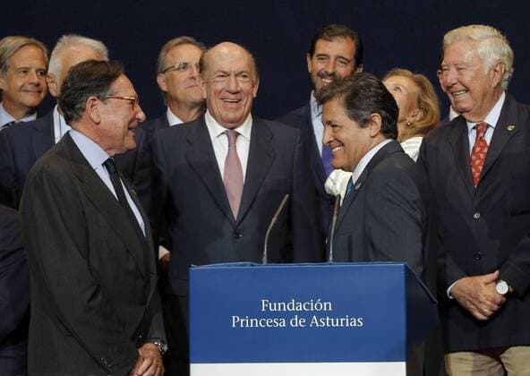 SOS Kinderdorf erhält Prinzessin-von-Asturien-Preis Asturias regional government President, and President of the jury of 2016 Princess of Asturias Award for Concord, Javier Fernandez (2R), and Princess of Asturias Foundation President, Matias Rodriguez Inciarte (L), after the announcement of SOS Children?s Village as winner of the 2016 Princess of Asturias Award for Concord, in Oviedo, Asturias, northern Spain, 06 September 2016. SOS CHILDREN?S VILLAGES WINS THE 2016 PRINCESS OF ASTURIAS AWARDS FOR CONCORD !ACHTUNG: NUR REDAKTIONELLE NUTZUNG!  GRA222 20160906-636087744082017740