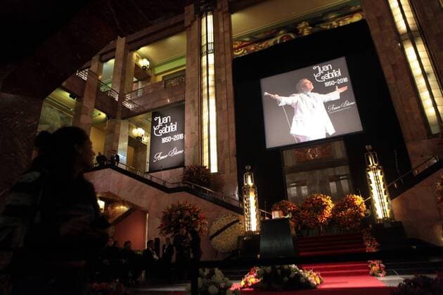 Beerdigung von Juan Gabriel Mexico City A general view of the tribute payed to Mexican singer Juan Gabriel at the Palace of Beaux Arts in Mexico City, Mexico, 05 September 2016. EFE Sashenka Gutierrez MEXICAN SINGER JUAN GABRIEL RECEIVES TRIBUTE IN MEXICO CITY !ACHTUNG: NUR REDAKTIONELLE NUTZUNG!  20160906-636087753955620948