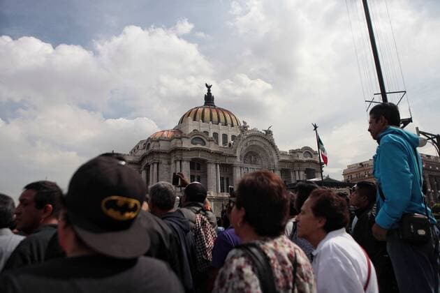 Beerdigung von Juan Gabriel Mexico City People qeue to pay tribute to Mexican singer Juan Gabriel at the Palace of Beaux Arts in Mexico City, Mexico, 05 September 2016. MEXICAN SINGER JUAN GABRIEL RECEIVES TRIBUTE IN MEXICO CITY !ACHTUNG: NUR REDAKTIONELLE NUTZUNG!  20160906-636087845309014648