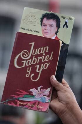 Beerdigung von Juan Gabriel Mexico City People qeue to pay tribute to Mexican singer Juan Gabriel at the Palace of Beaux Arts in Mexico City, Mexico, 05 September 2016. MEXICAN SINGER JUAN GABRIEL RECEIVES TRIBUTE IN MEXICO CITY !ACHTUNG: NUR REDAKTIONELLE NUTZUNG!  20160906-636087845970134172