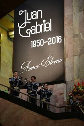Bilder des Tages Beerdigung von Juan Gabriel Mexico City Some mariachis (traditional Mexican musicians) play during a tribute to Mexican singer Juan Gabriel held at the Palace of Beaux Arts in Mexico City, Mexico, 05 September 2016. EFE Jose Mendez MEXICAN SINGER JUAN GABRIEL RECEIVES TRIBUTE IN MEXICO CITY !ACHTUNG: NUR REDAKTIONELLE NUTZUNG!  20160906-636087858436547012