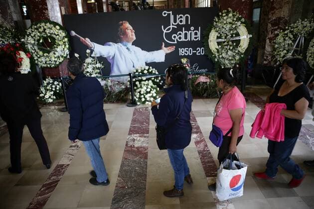 Beerdigung von Juan Gabriel Mexico City People qeue during a tribute to Mexican singer Juan Gabriel held at the Palace of Beaux Arts in Mexico City, Mexico, 05 September 2016. EFE Jose Mendez MEXICAN SINGER JUAN GABRIEL RECEIVES TRIBUTE IN MEXICO CITY !ACHTUNG: NUR REDAKTIONELLE NUTZUNG!  20160906-636087859763032018