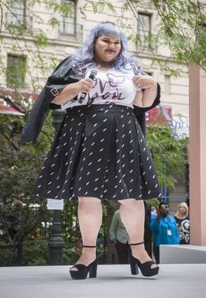Bilder des Tages Ashley Nell Tipton Modenschau in New York Ashley Nell Tipton plus-sized fashions for JCPenney Fashion designer Ashley Nell Tipton introduces her fashion show of clothing for plus sized women in Greeley Square in New York on Tuesday, September 6, 2016. Tipton is partnering with the JCPenney in a plus-sized line for JCPenney s Boutique+ brand. Tipton was the winner of season 14 of Project Runway. (  RichardxB.xLevine