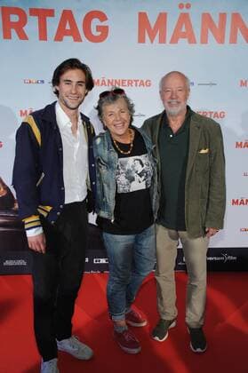 Schauspieler Jeremy Mockridge, l-r, und seine Eltern die Schauspieler Margie Kinsky und Bill Mockridge posieren am 06.09.2016 in Köln bei der Premiere des Films Männertag auf dem roten Teppich.