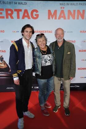 Schauspieler Jeremy Mockridge, l-r, und seine Eltern die Schauspieler Margie Kinsky und Bill Mockridge posieren am 06.09.2016 in Köln bei der Premiere des Films Männertag auf dem roten Teppich.