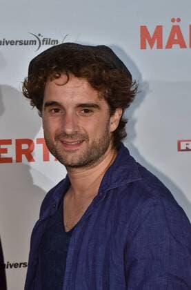 Schauspieler Oliver Wnuk posiert am 06.09.2016 in Köln bei der Premiere des Films Männertag auf dem roten Teppich.