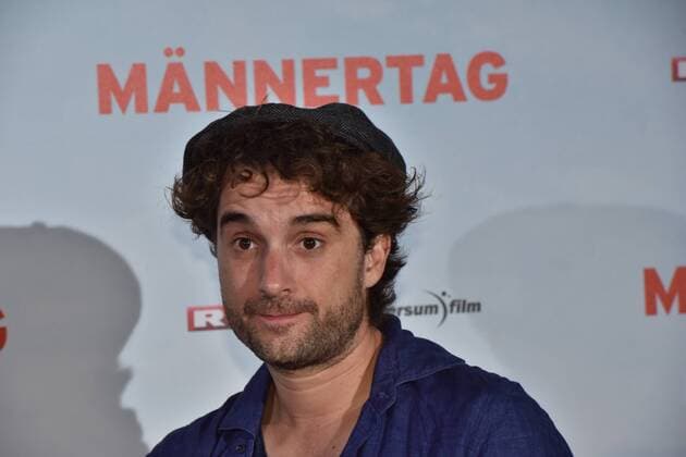 Schauspieler Oliver Wnuk posiert am 06.09.2016 in Köln bei der Premiere des Films Männertag auf dem roten Teppich.