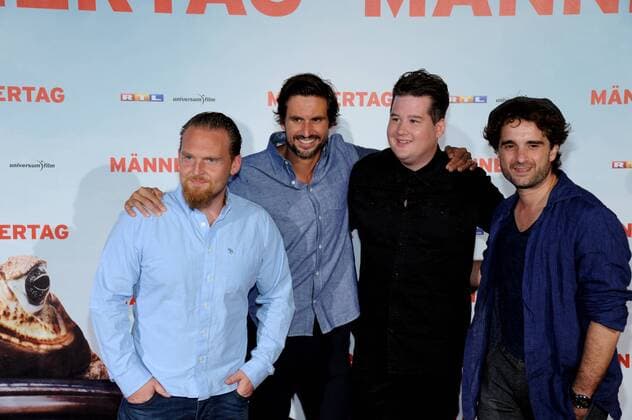 Schauspieler Axel Stein, l-r, Tom Beck, Chris Tall und Oliver Wnuk posieren am 06.09.2016 in Köln bei der Premiere des Films Männertag auf dem roten Teppich.