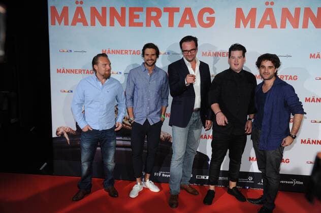 Schauspieler Axel Stein, l-r, Tom Beck, Regisseur Holger Haase, Schauspieler Chris Tall und Oliver Wnuk posieren am 06.09.2016 in Köln bei der Premiere des Films Männertag auf dem roten Teppich.