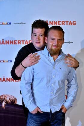 Schauspieler Chris Tall, l-r, und Axel Stein posieren am 06.09.2016 in Köln bei der Premiere des Films Männertag auf dem roten Teppich.