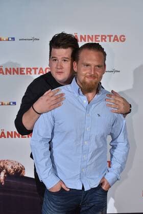 Schauspieler Chris Tall, l-r, und Axel Stein posieren am 06.09.2016 in Köln bei der Premiere des Films Männertag auf dem roten Teppich.