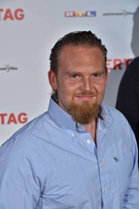 Schauspieler Axel Stein posiert am 06.09.2016 in Köln bei der Premiere des Films Männertag auf dem roten Teppich.