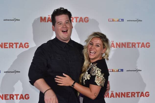 Komiker und Schauspieler Chris Tall und Freundin Sabrina Fischer posieren am 06.09.2016 in Köln bei der Premiere des Films Männertag auf dem roten Teppich.