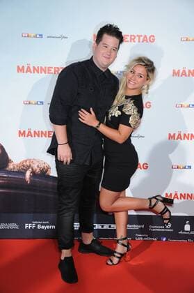 Komiker und Schauspieler Chris Tall und Freundin Sabrina Fischer posieren am 06.09.2016 in Köln bei der Premiere des Films Männertag auf dem roten Teppich.