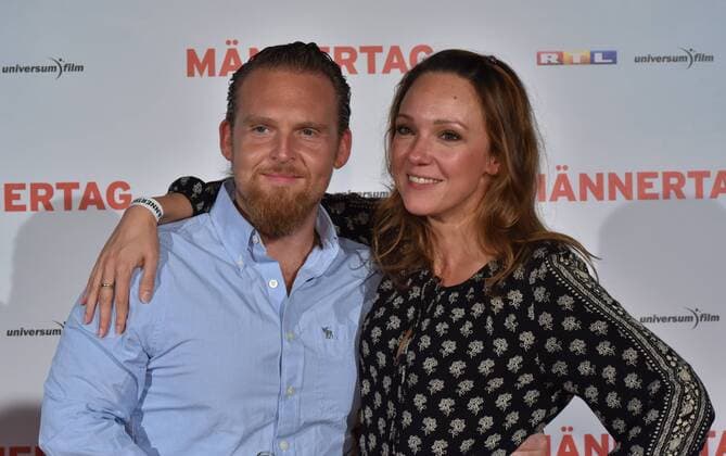 Schauspieler Axel Stein + Carolin Kebekus posieren am 06.09.2016 in Köln bei der Premiere des Films Männertag auf dem roten Teppich.