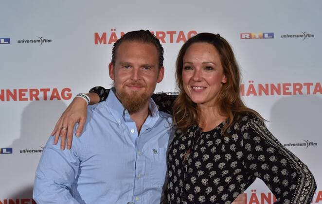 Schauspieler Axel Stein + Carolin Kebekus posieren am 06.09.2016 in Köln bei der Premiere des Films Männertag auf dem roten Teppich.