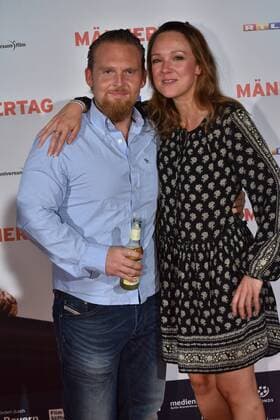 Schauspieler Axel Stein + Carolin Kebekus posieren am 06.09.2016 in Köln bei der Premiere des Films Männertag auf dem roten Teppich.