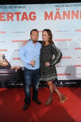 Schauspieler Axel Stein + Carolin Kebekus posieren am 06.09.2016 in Köln bei der Premiere des Films Männertag auf dem roten Teppich.