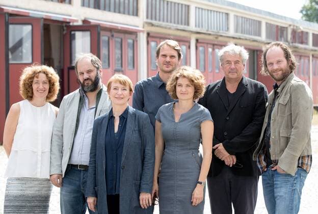 Franken-Tatort Fototermin in Bamberg Deutschland, Bamberg, Lagarde Kaserne, 06.09.2016, Franken-Tatort - Am Ende geht man nackt Bild: v. lk. hintere Reihe Redakteurin Stephanie Heckner, Matthias Egersdörfer (Rolle: Leiter der Spurensicherung Michael Schatz), Fabian Hinrichs (Rolle:Kriminalhauptkommissar Felix Voss), Regisseur Markus Imbode, Andreas Leopold Schadt (Rolle: Kriminalkommissar Sebastian Fleischer) vordere Reihe: Dagmar Manzel (Rolle: Kriminalhauptkommissarin Paula Ringelhahn), Eli Wasserscheid (Rolle: Kriminalkommissarin Wanda Goldwasser) Copyright: HMBxMedia xHeikoxBecker