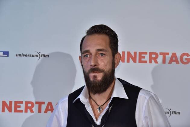 Schauspieler Jelly Gaviria posiert am 06.09.2016 in Köln bei der Premiere des Films Männertag auf dem roten Teppich.