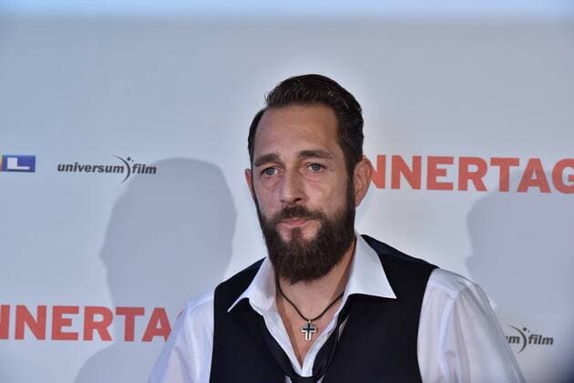 Schauspieler Jelly Gaviria posiert am 06.09.2016 in Köln bei der Premiere des Films Männertag auf dem roten Teppich.