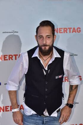 Schauspieler Jelly Gaviria posiert am 06.09.2016 in Köln bei der Premiere des Films Männertag auf dem roten Teppich.