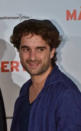 Schauspieler Oliver Wnuk posiert am 06.09.2016 in Köln bei der Premiere des Films Männertag auf dem roten Teppich.