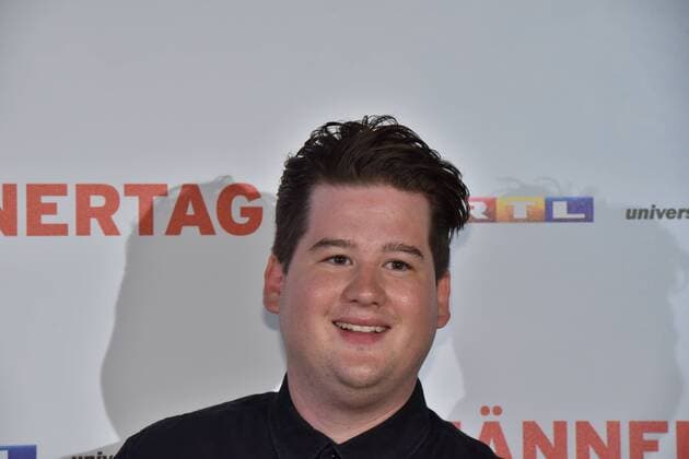Schauspieler Chris Tall posiert am 06.09.2016 in Köln bei der Premiere des Films Männertag auf dem roten Teppich.