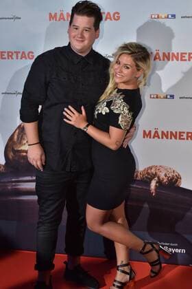Komiker und Schauspieler Chris Tall und Freundin Sabrina Fischer posieren am 06.09.2016 in Köln bei der Premiere des Films Männertag auf dem roten Teppich.