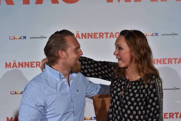 Schauspieler Axel Stein + Carolin Kebekus posieren am 06.09.2016 in Köln bei der Premiere des Films Männertag auf dem roten Teppich.