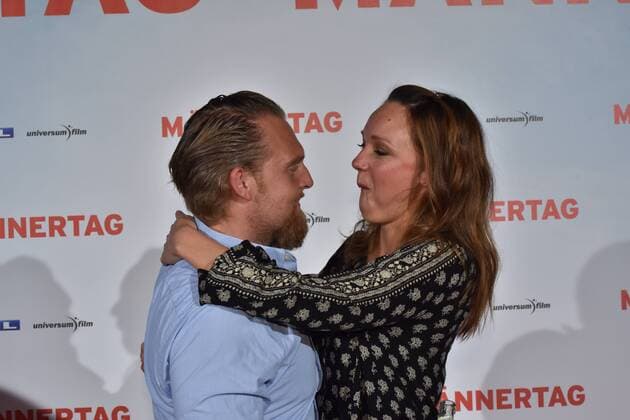 Schauspieler Axel Stein + Carolin Kebekus posieren am 06.09.2016 in Köln bei der Premiere des Films Männertag auf dem roten Teppich.