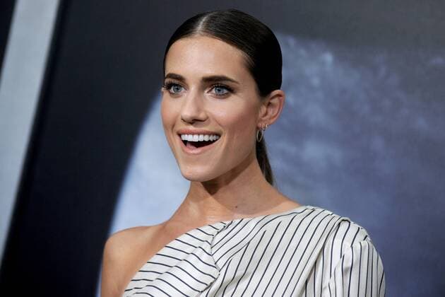 Allison Williams arrives on the red carpet at the Sully New York Premiere at Alice Tully Hall on September 6, 2016 in New York City.  NYP201609063131 DENNISxVANxTINE