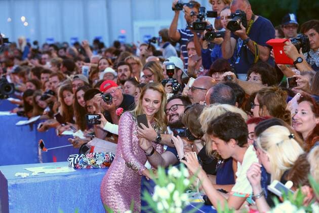 (160906) -- VENICE, Sept. 6, 2016 -- Actress Suki Waterhouse poses for photos with audience during the premiere of the movie The Bad Batch at the 73rd Venice Film Festival in Venice, Italy, on Sept. 6, 2016. ) ITALY-VENICE-FILM FESTIVAL-THE BAD BATCH-PREMIERE GongxBin 