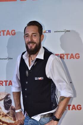 Schauspieler Jelly Gaviria posiert am 06.09.2016 in Köln bei der Premiere des Films Männertag auf dem roten Teppich.