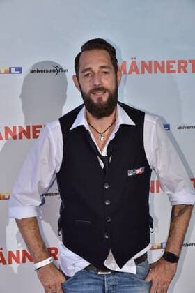 Schauspieler Jelly Gaviria posiert am 06.09.2016 in Köln bei der Premiere des Films Männertag auf dem roten Teppich.