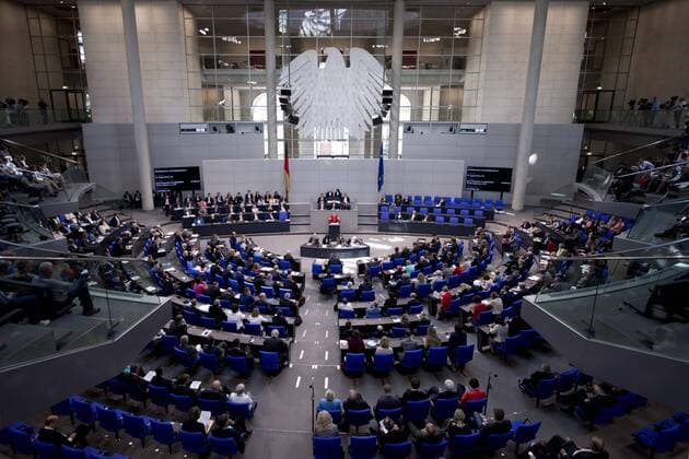 Bilder des Tages Deutscher Bundestag DEU, Deutschland, Germany, Berlin, 07.09.2016 Uebersicht vom Deutschen Bundestag waehrend der Rede von Bundeskanzlerin Angela Merkel CDU im Plenarsaal Deutscher Bundestag, waehrend ihrer Regierungserklaerung zum Haushalt anlaesslich der Generaldebatte in Berlin. Overview of the Bundestag during the speach of German Chancellor Angela Merkel during debates concerning the household at a session of the German parliament Deutscher Bundestag in Berlin, Germany.