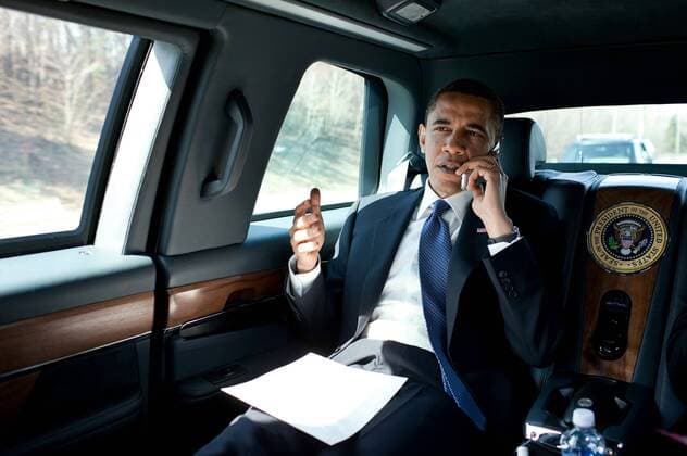Barack Hussein Obama II (born August 4, 1961); 44th President of the United States, talks on a phone in the presidential limousine 2013. WHA  !ACHTUNG AUFNAHMEDATUM GESCHÄTZT! Copyright: WHA UnitedArchivesWHA_036_0896