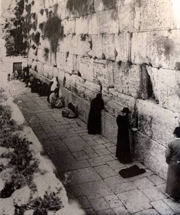 Jews praying at the western wall in Jerusalem during the British Mandate 1930 WHA  !ACHTUNG AUFNAHMEDATUM GESCHÄTZT! Copyright: WHA UnitedArchivesWHA_036_0954