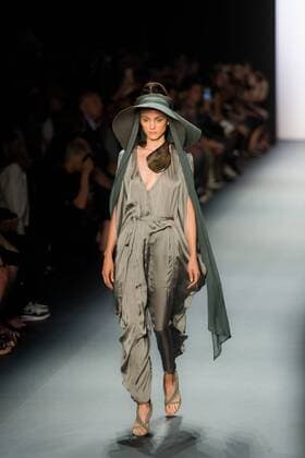 (160908) -- NEW YORK, Sept. 8, 2016 -- A model displays a creation of Nicholas K 2017 Spring Summer collection during the New York Fashion Week in New York, the United States, Sept.8, 2016. ) U.S.-NEW YORK-FASHION WEEK-NICHOLAS K LixChangxiang 